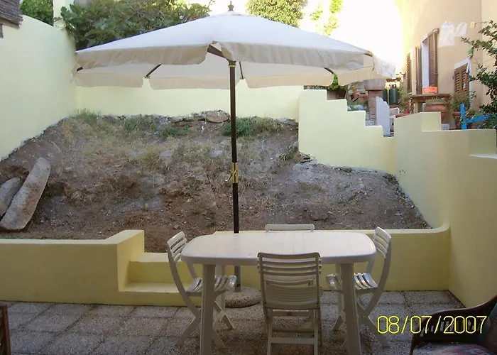 Appartamento Verde A Santa Teresa Gallura Con Posto Auto In Garage E Con Giardino
