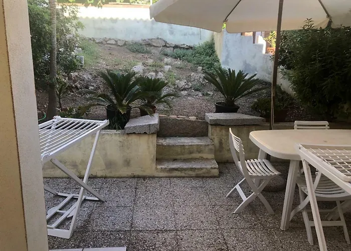 Appartamento Verde A Santa Teresa Gallura Con Posto Auto In Garage E Con Giardino Санта-Тереза-Галлура